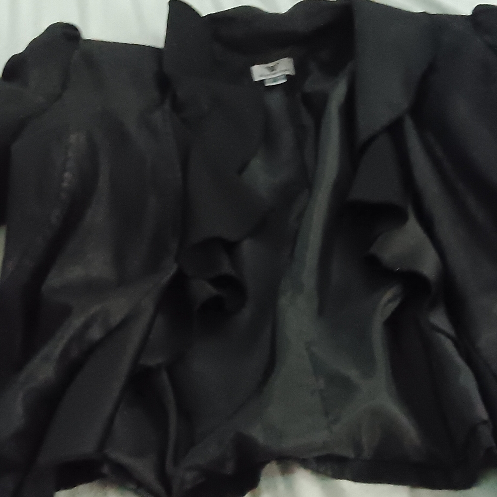 Cool vintage looking black jacket with shoulder pads